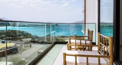 Luxurious three-room apartment fully equipped with sea and beach view.