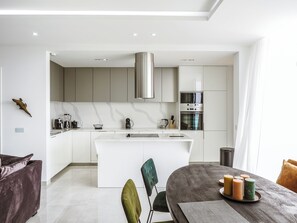 Refrigerador, microondas, horno y lavavajillas 