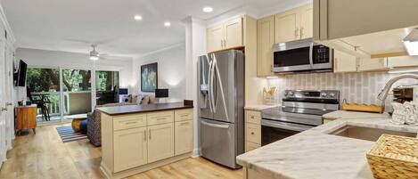 Réfrigérateur, micro-ondes, plaque de cuisson, lave-vaisselle