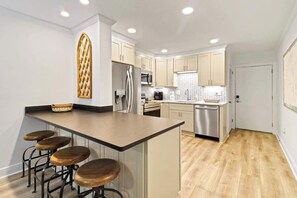 Réfrigérateur, micro-ondes, plaque de cuisson, lave-vaisselle