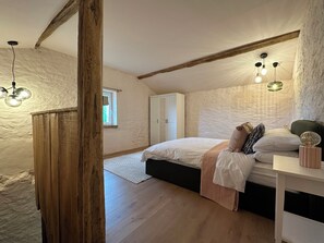 7 slaapkamers, een bureau, een strijkplank/strijkijzer, reisbedje
