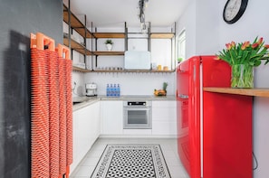 Réfrigérateur, four, plaque de cuisson, cafetière/bouilloire