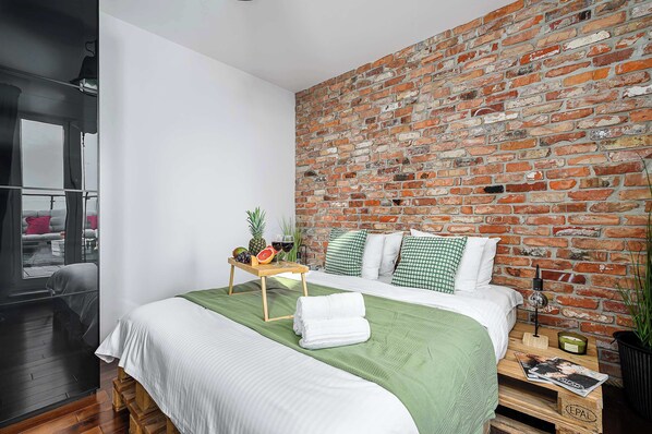 2 bedrooms, desk, iron/ironing board, WiFi