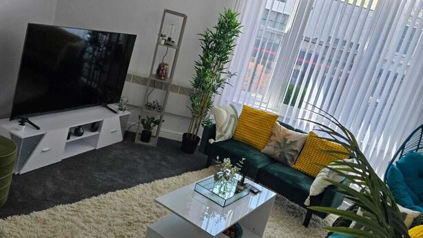 Living room - Luxury Stylish Charming City Apartment With Private Entrance in Wolverhampton (Wolverhampton)