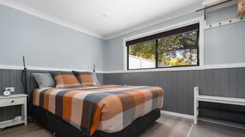 Tabla de planchar con plancha, wifi y ropa de cama