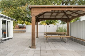Outdoor dining - Neat & Tidy Studio with Firepit near Bathurst CBD (Bathurst)