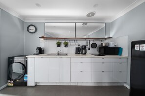 Kühlschrank, Mikrowelle, Herdplatte, Geschirrspüler