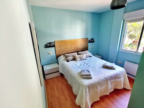 2 bedrooms, desk, WiFi