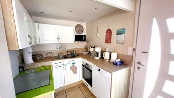 Een koelkast, een microgolfoven, een oven, een kookplaat