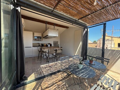 ARLES: Chic Duplex Central - Aircon & Stunning View