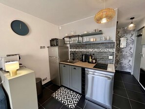 Réfrigérateur, micro-ondes, plaque de cuisson, lave-vaisselle
