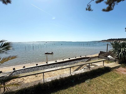 Lakeside villa, private garden, WIFI, parking, sleeps 8