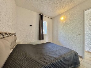 2 bedrooms, bed sheets