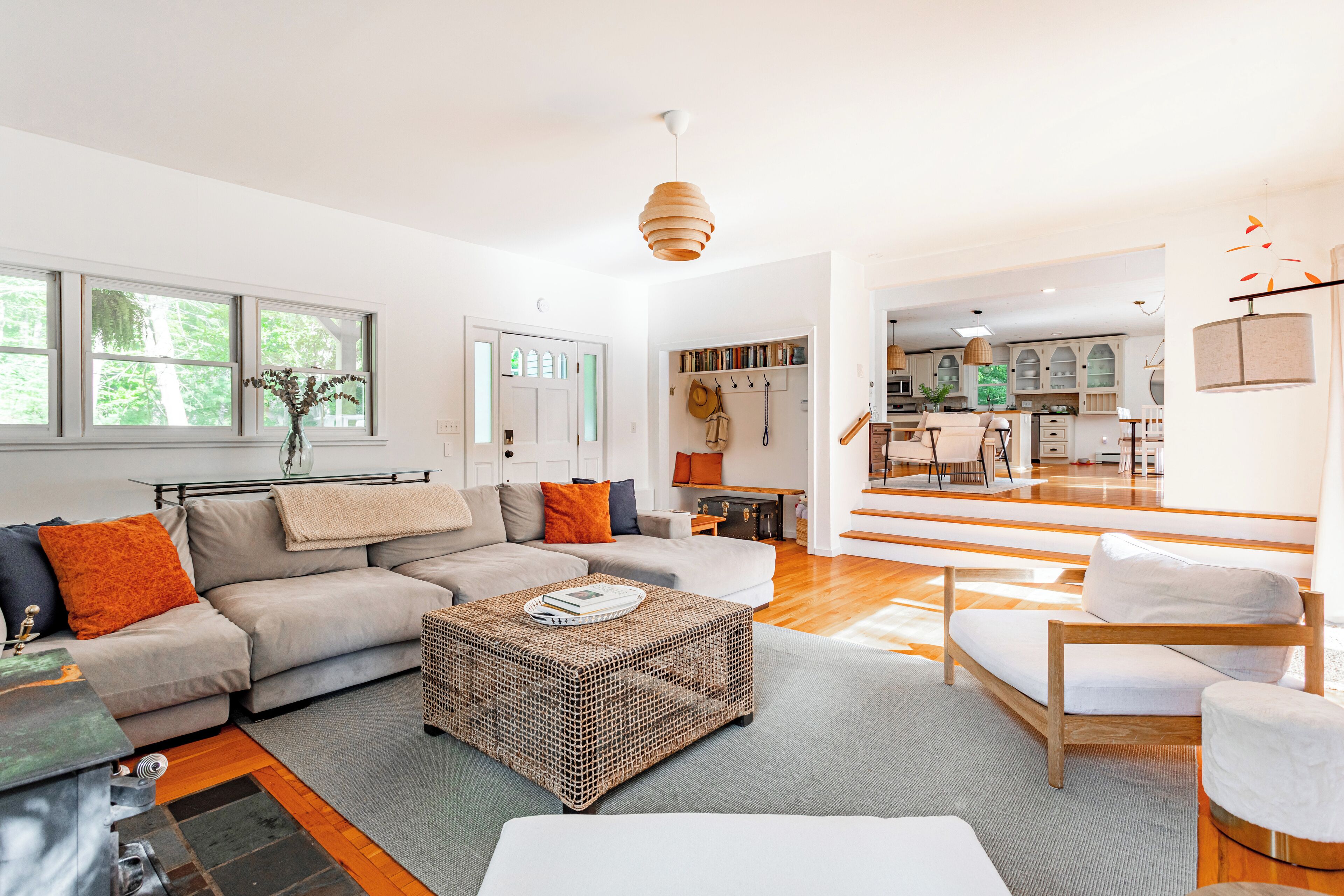 Smart TV, chimenea y oficina 