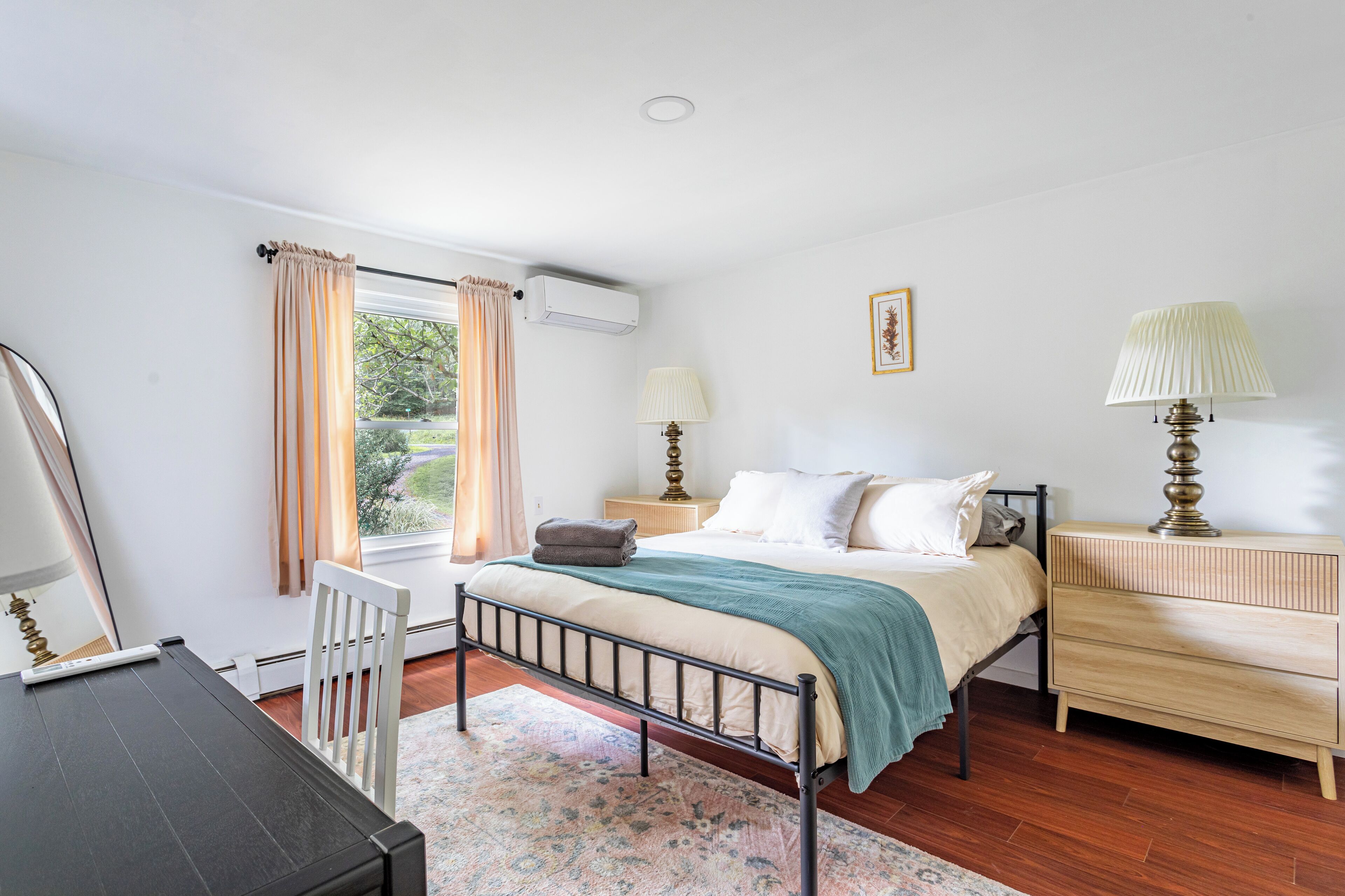 3 bedrooms, desk, iron/ironing board, free WiFi