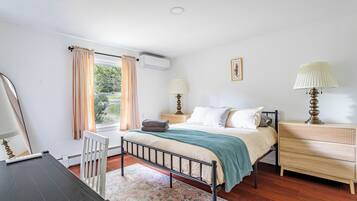 3 bedrooms, desk, iron/ironing board, free WiFi