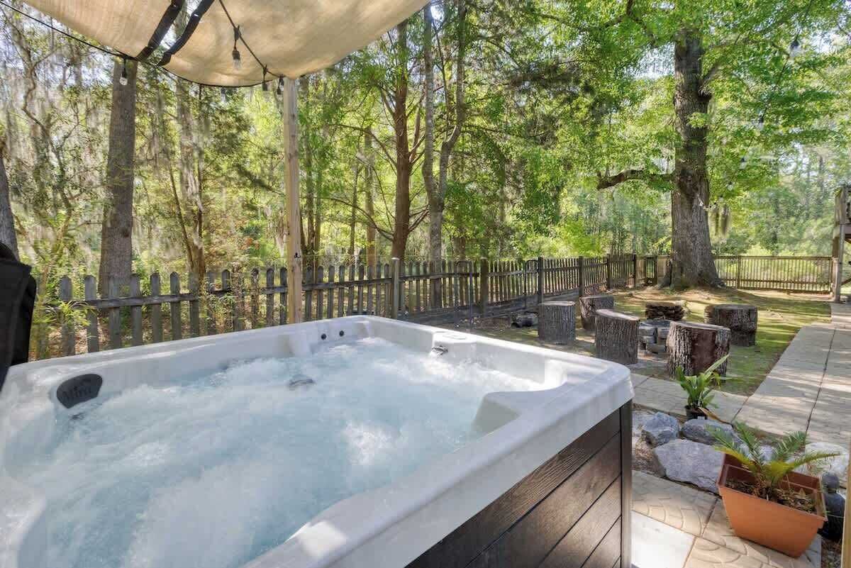 Outdoor spa tub