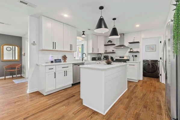 Fridge, microwave, oven, stovetop - The Tranquil Token-Hot Tub & Ping Pong Table (North Charleston)