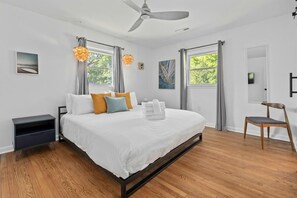 4 slaapkamers, een strijkplank/strijkijzer, internet, beddengoed