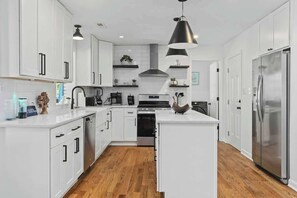 Fridge, microwave, oven, stovetop - The Tranquil Token-Hot Tub & Ping Pong Table (North Charleston)