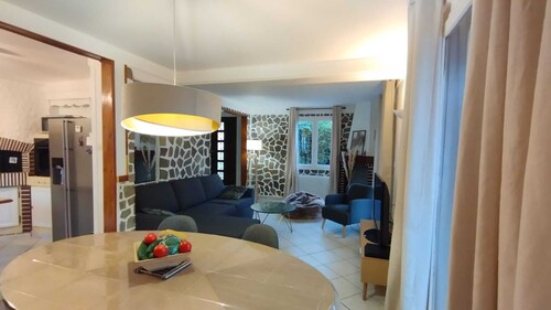 Lovely 4 to 6 bed modular house with garden