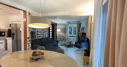 Lovely 4 to 6 bed modular house with garden