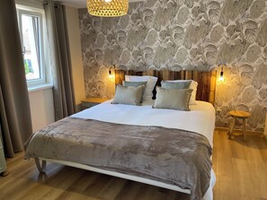 3 bedrooms, iron/ironing board, WiFi, bed sheets