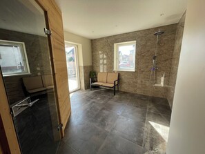 Dusche, Haartrockner, Handtücher, Seife