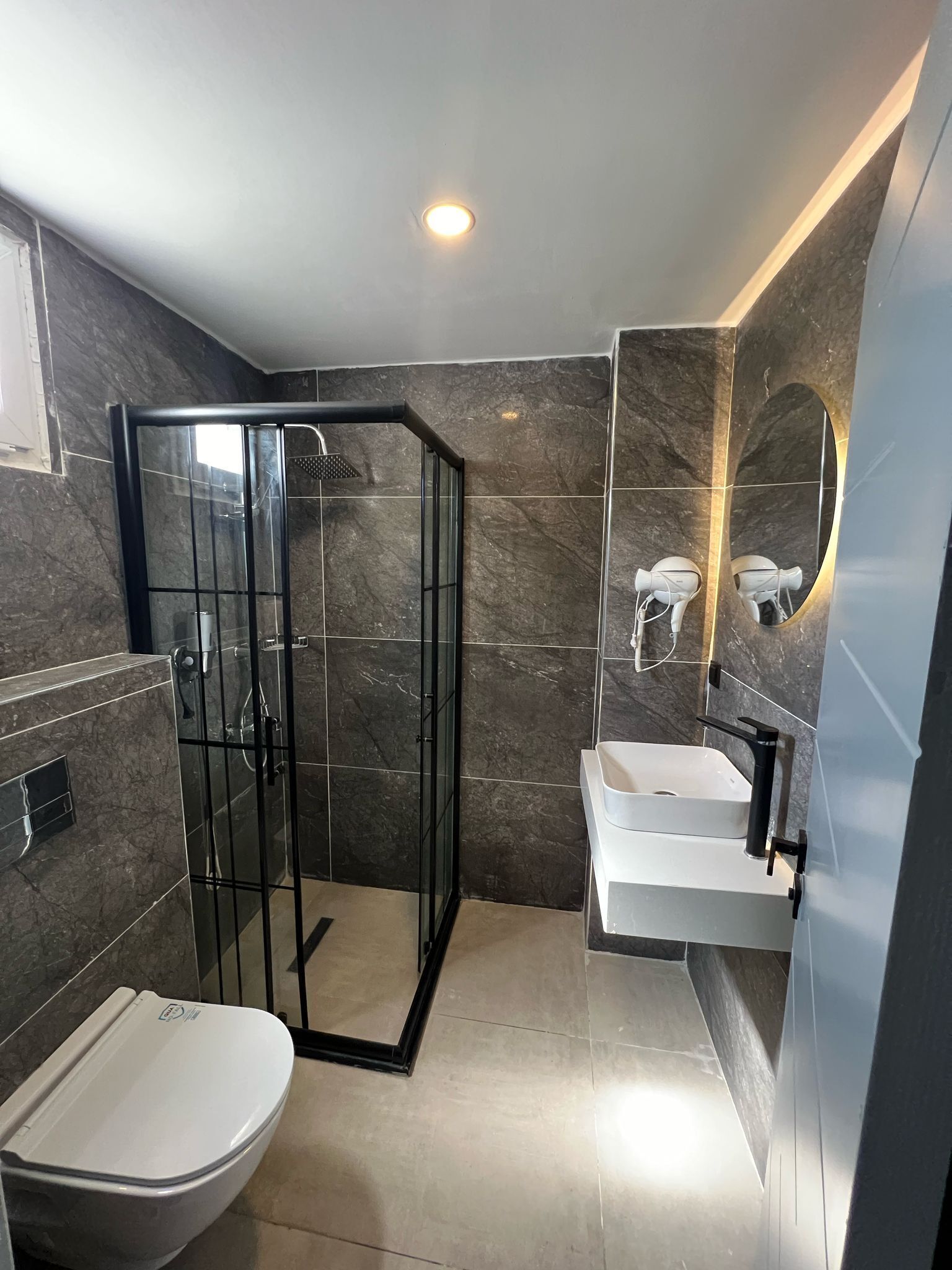 Haartrockner, Bademäntel, Hausschuhe, Bidet