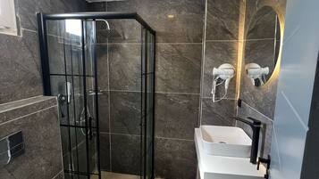 Haartrockner, Bademäntel, Hausschuhe, Bidet