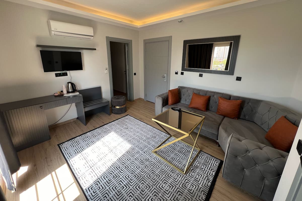 Suite Luxury | 1 camera, biancheria da letto di alta qualità, minibar, una scrivania