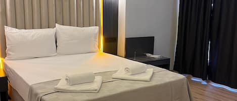 高級寢具、迷你吧、書桌、免費無線上網