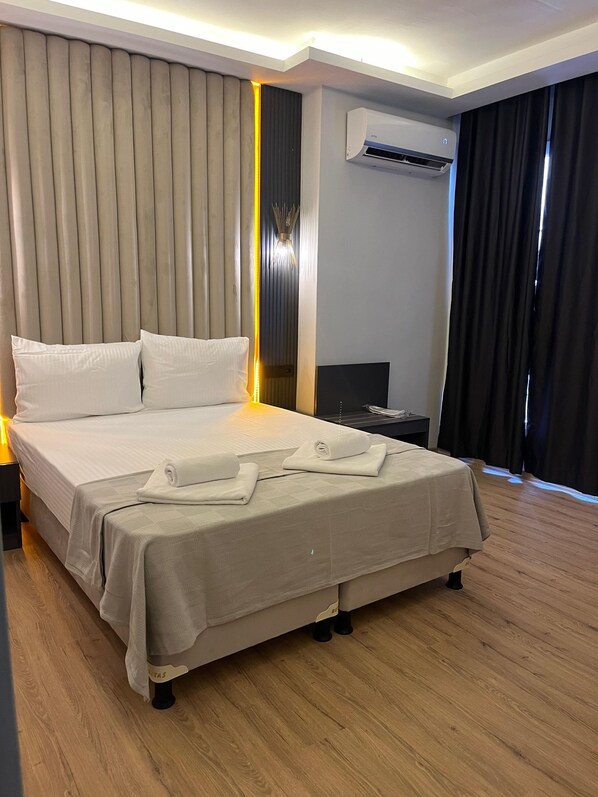 Luxe beddengoed, een minibar, een bureau, gratis wifi