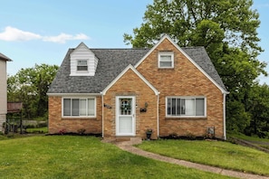 Exterior - Spacious 4BR Home-Big Yard, Huge Driveway (Pittsburgh)