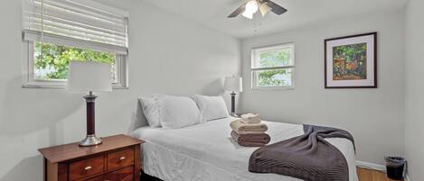 4 slaapkamers, een bureau, een strijkplank/strijkijzer, reisbedje