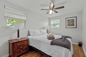 4 bedrooms, desk, iron/ironing board, travel cot - Spacious 4BR Home-Big Yard, Huge Driveway (Pittsburgh)