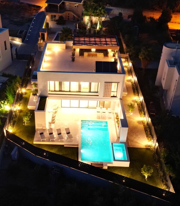 Exterior - Villa Nikandra
A six bedroom Villa designed for a perfect holiday (Žrnovnica)