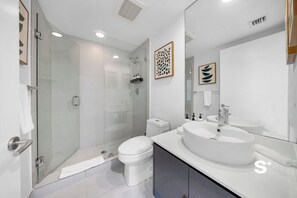 Douche, sèche-cheveux, serviettes fournies