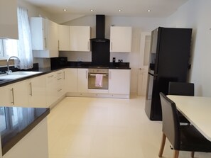 Micro-ondes, four, lave-vaisselle, grille-pain