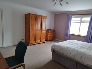 2 bedrooms, iron/ironing board, internet, bed sheets