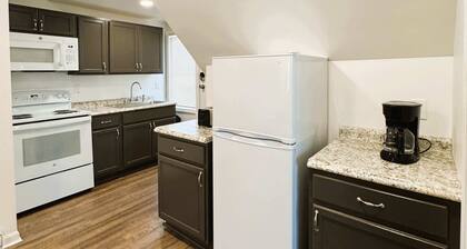 Cozy 1BR Retreat - Private - Near City