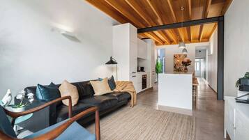 Televisión, estéreo y oficina