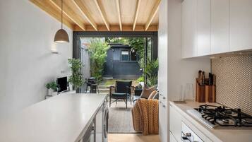 Refrigerador, microondas, horno y parrilla de estufa