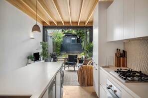 Jääkaappi, mikroaaltouuni, uuni, liesi