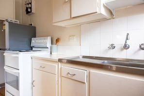 Réfrigérateur, four, plaque de cuisson, cafetière/bouilloire