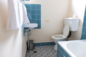 Douche, sèche-cheveux, serviettes fournies