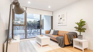 Una televisión, una oficina