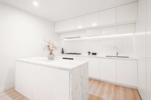 Kjøleskap, mikrobølgeovn, ovn og kokeplater