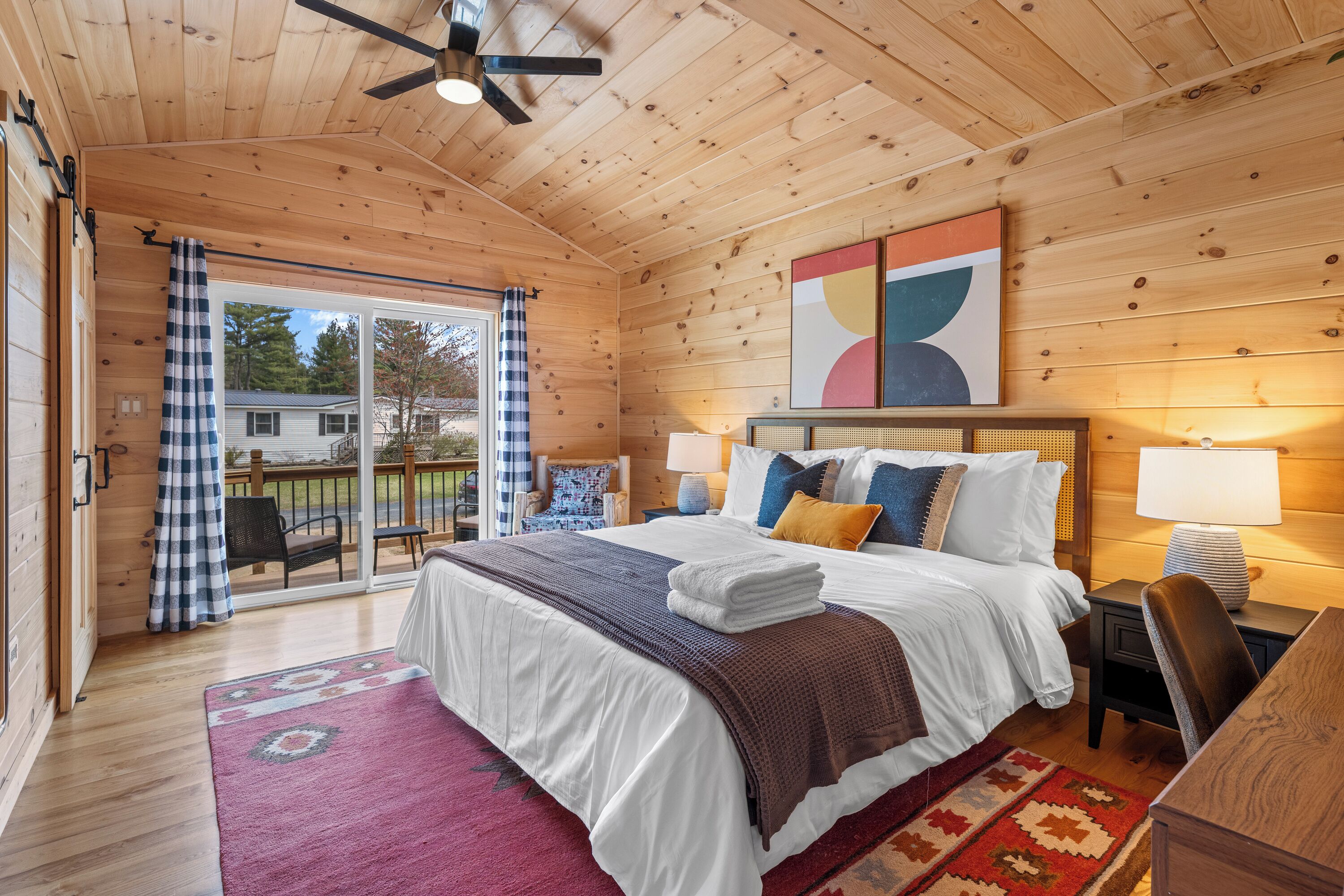 4 chambres, bureau, fer et planche à repasser, lit parapluie