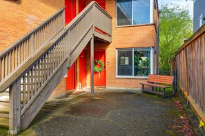 Exterior detail - Mins to WorldCup/Desig. Parking/Walks to DT/AC/ADA (Seattle)